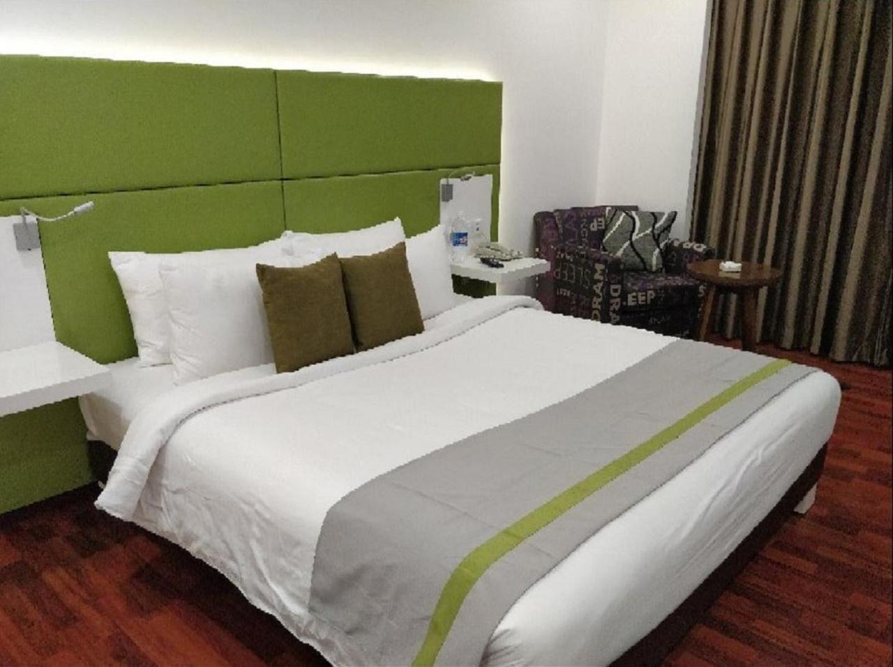 Lemon Tree Hotel, Banjara Hills, Hyderabad Bagian luar foto